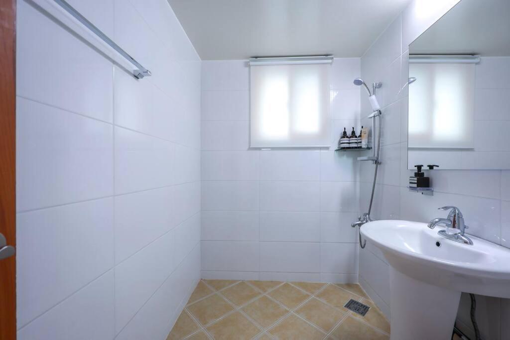 Holiday home Hans - Hongik Station Exit 2 10min Seoul